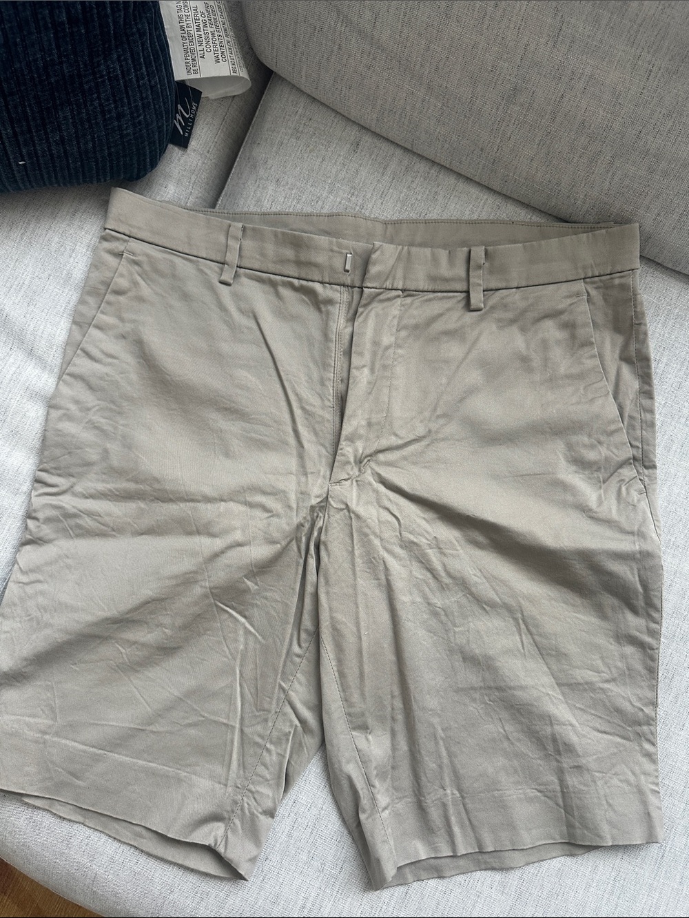 Uniqlo Men's Flat Front Shorts in Light Khaki